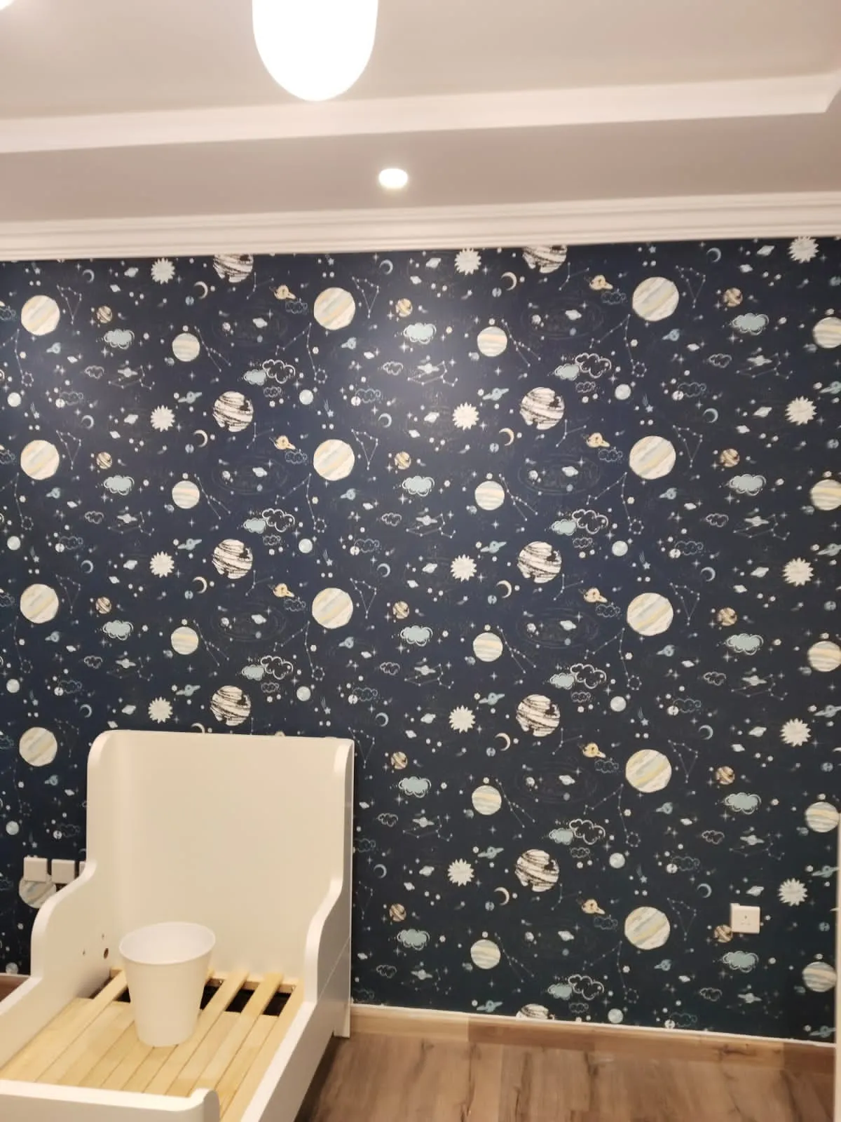 معلم محترف بتركيب ورق الجدران في جدة