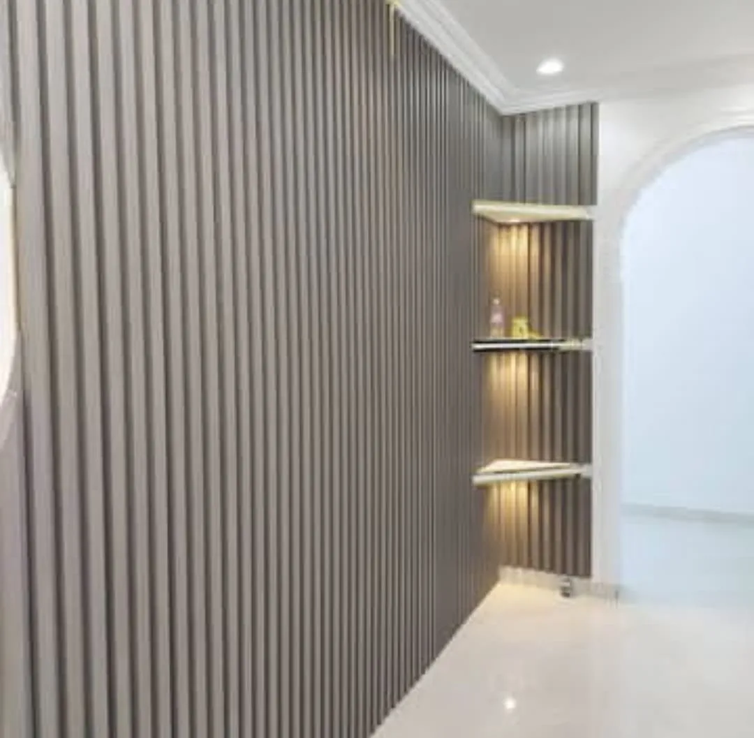 معلم تركيب بديل الخشب الأنيق لجدران منزلك في جدة 