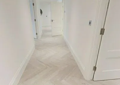 معلم دهانات داخلية في حي الرجال بمنطقة عسير