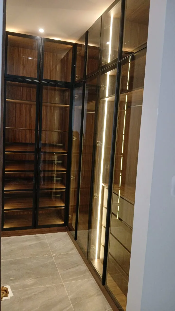 أفضل معلم ديكورات دواليب وجدران في جدة: تصاميم مودرن 2026