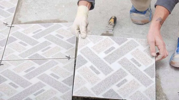 صورة توضح فئة معلم تركيب بلاط وسيراميك