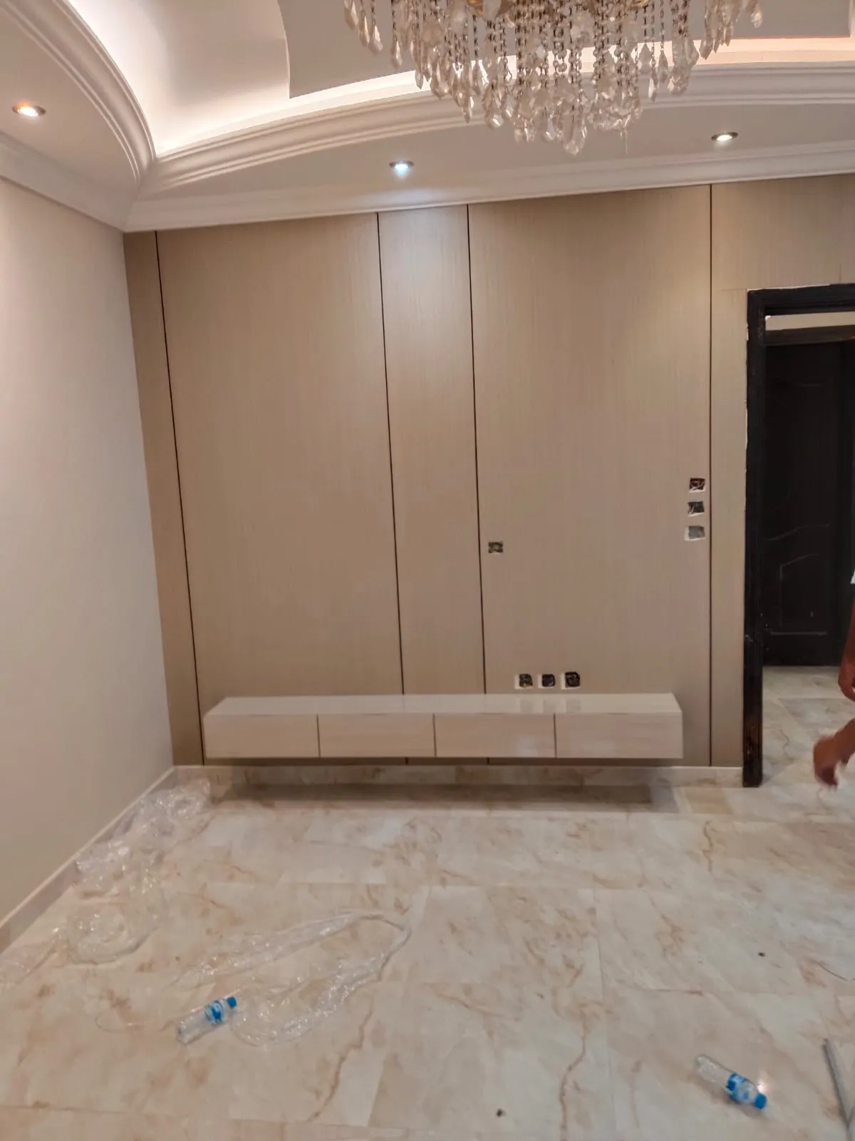 معلم ديكورات لتركيب جميع الأشكال والأذواق في جدة 