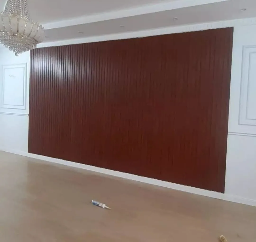 معلم تركيب بديل الخشب الأنيق لجدران منزلك في جدة 