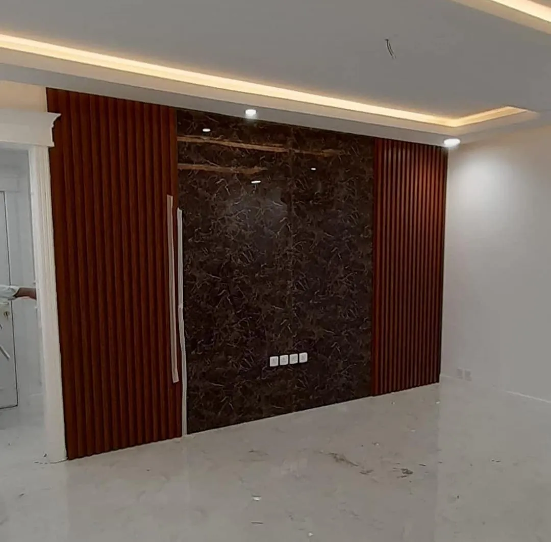 معلم تركيب بديل الخشب الأنيق لجدران منزلك في جدة 