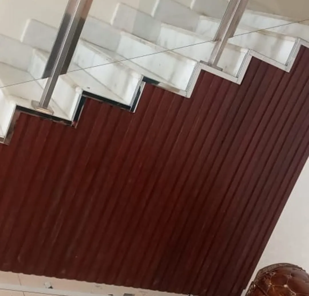 معلم تركيب بديل الخشب الأنيق لجدران منزلك في جدة 