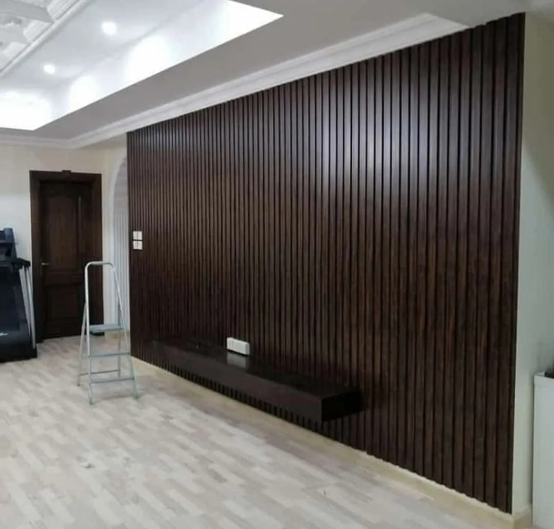 معلم تركيب بديل الخشب الأنيق لجدران منزلك في جدة 