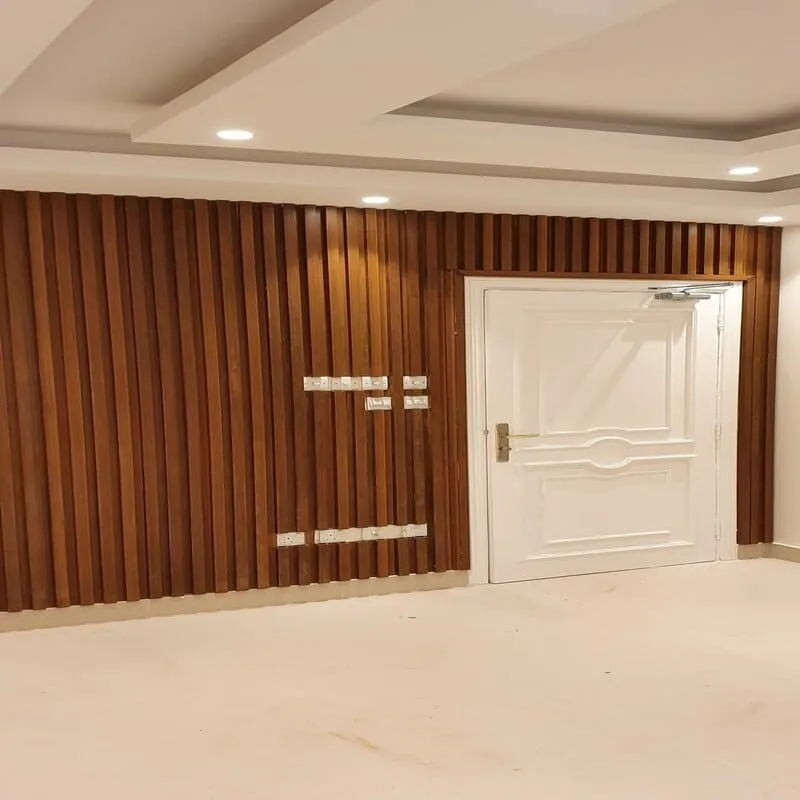 معلم تركيب بديل الخشب الأنيق لجدران منزلك في جدة 