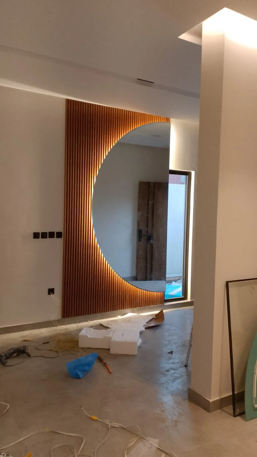 معلم تركيب ديكورات مرايا في حي الصفا بجدة