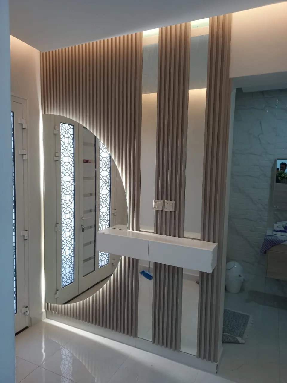 معلم تركيب ديكورات مرايا في حي الصفا بجدة