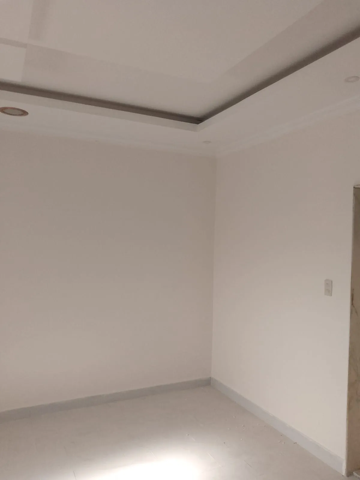 معلم دهانات داخلية في حي الرجال بمنطقة عسير