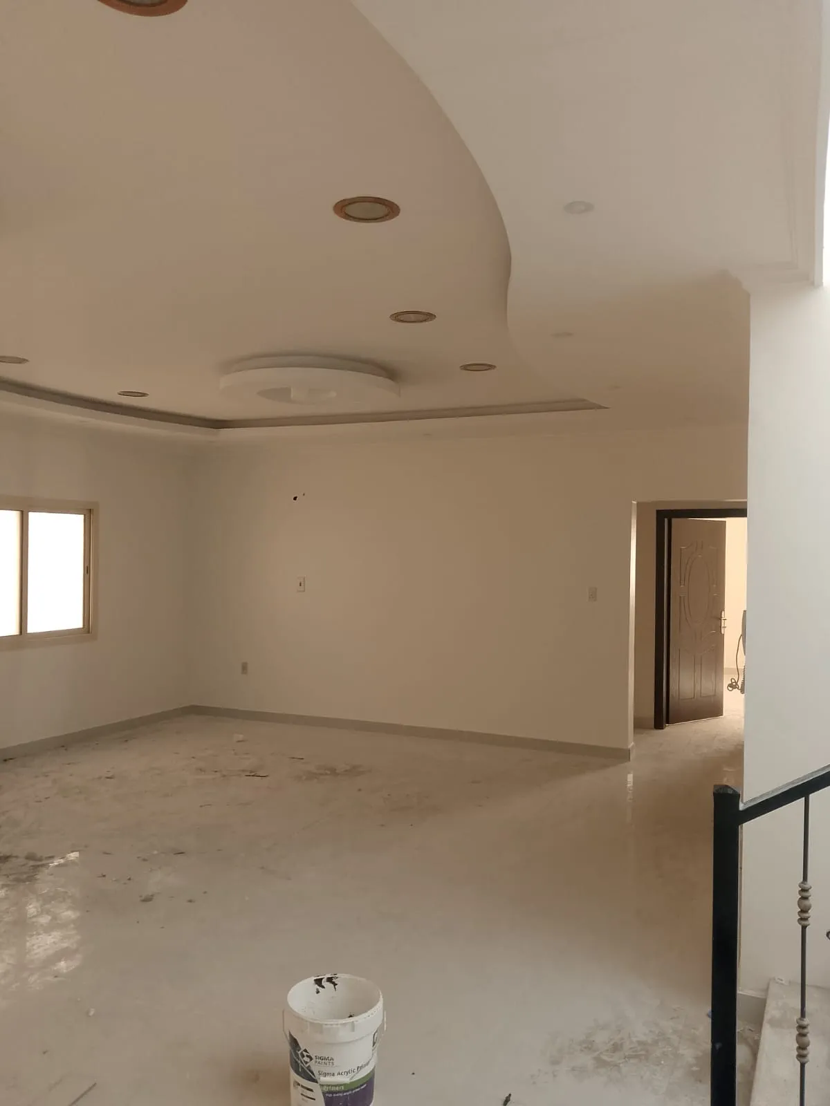 معلم دهانات داخلية في حي الرجال بمنطقة عسير