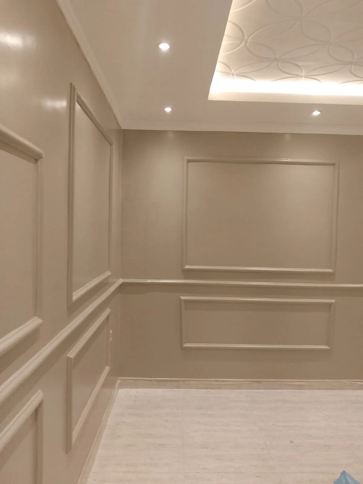 معلم دهانات داخلية في حي الرجال بمنطقة عسير