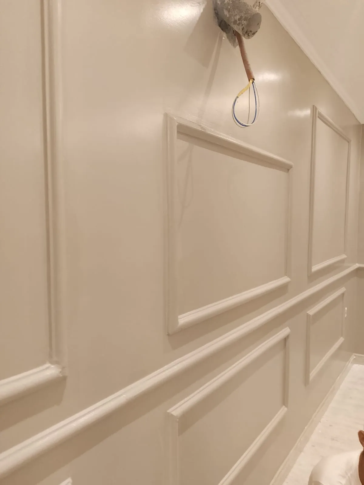 معلم دهانات داخلية في حي الرجال بمنطقة عسير