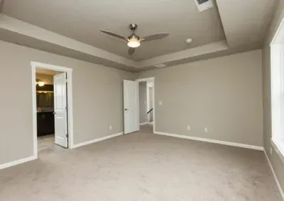 معلم دهانات داخلية في حي الرجال بمنطقة عسير