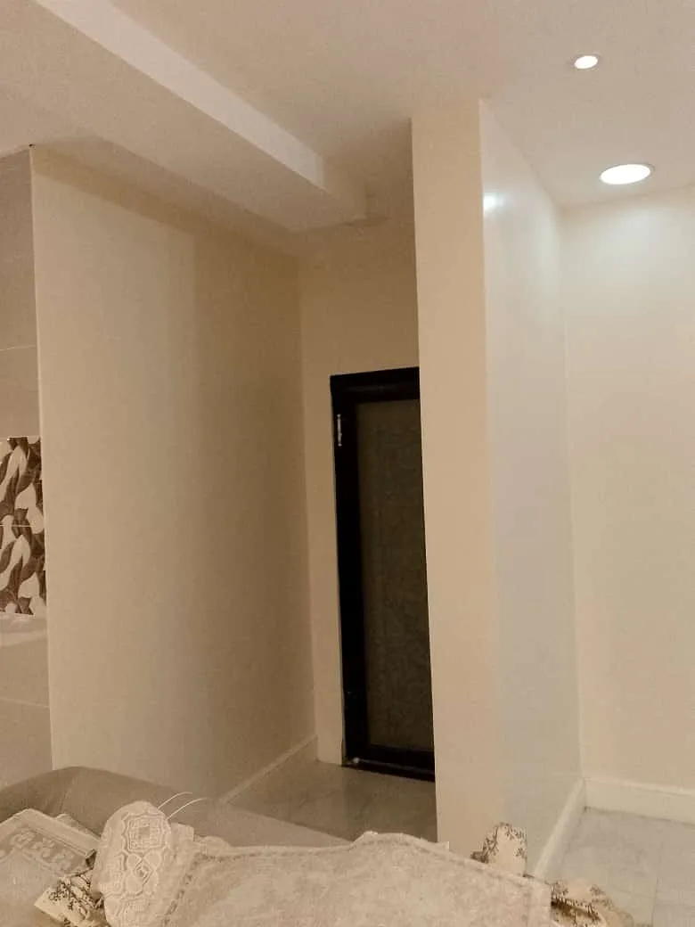 معلم دهانات داخلية في حي الرجال بمنطقة عسير