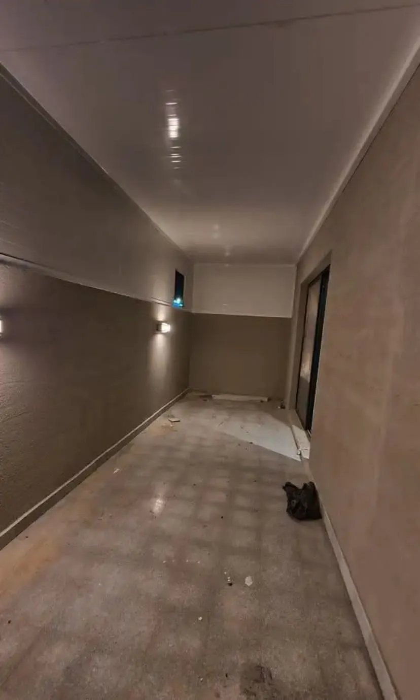 معلم دهانات داخلية في حي الرجال بمنطقة عسير