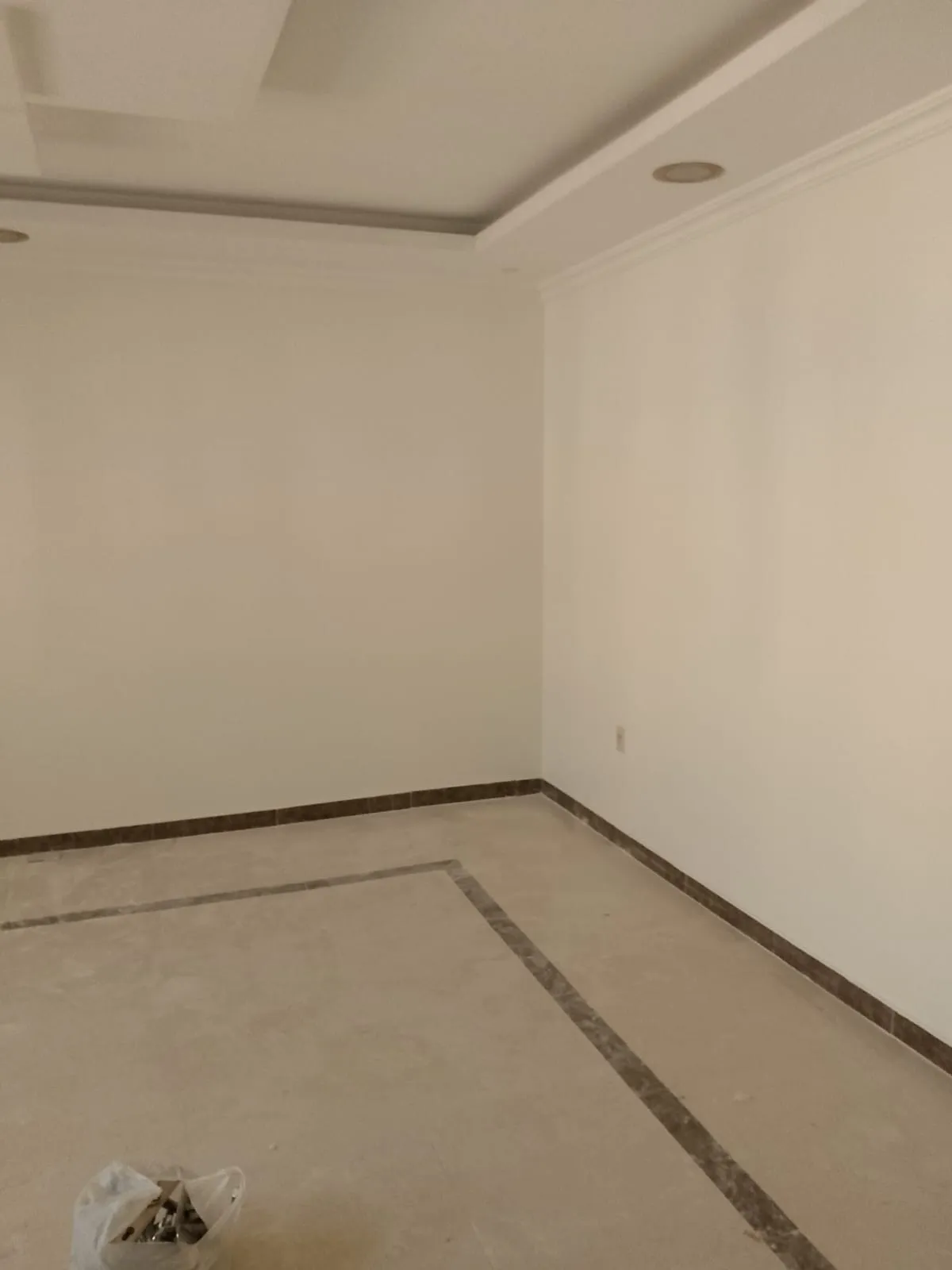 معلم دهانات داخلية في حي الرجال بمنطقة عسير