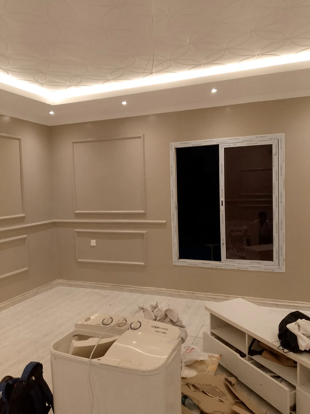 معلم دهانات داخلية في حي الرجال بمنطقة عسير