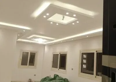 معلم دهانات داخلية في حي الرجال بمنطقة عسير