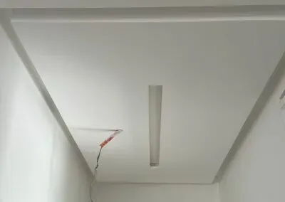 معلم دهانات داخلية في حي الرجال بمنطقة عسير