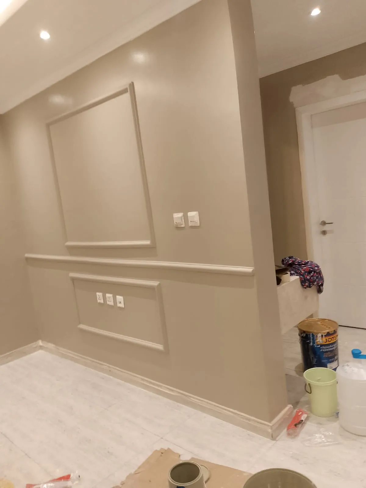 معلم دهانات داخلية في حي الرجال بمنطقة عسير