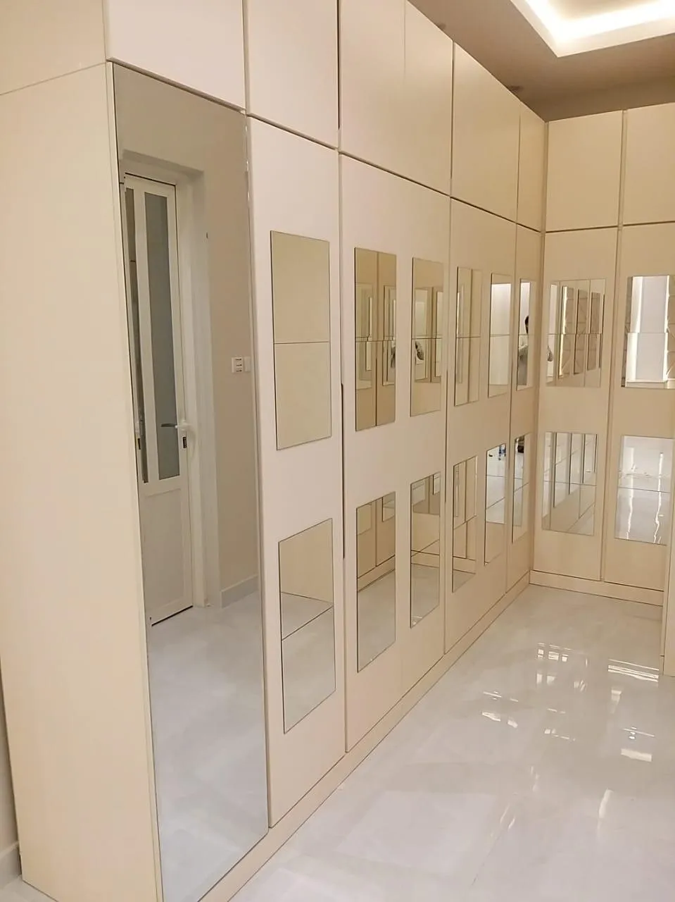 أفضل معلم ديكورات دواليب وجدران في جدة: تصاميم مودرن 2026