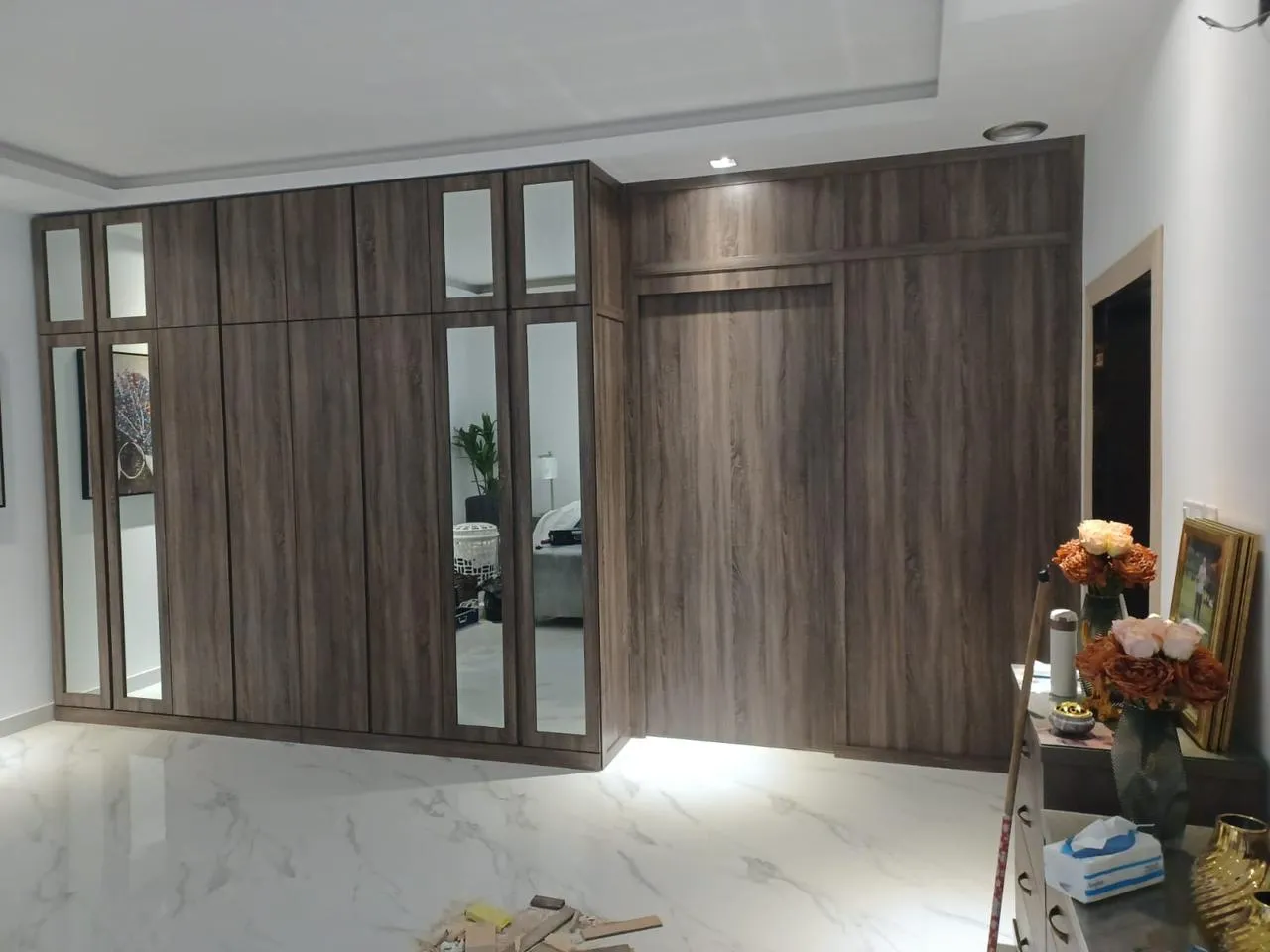 أفضل معلم ديكورات دواليب وجدران في جدة: تصاميم مودرن 2026