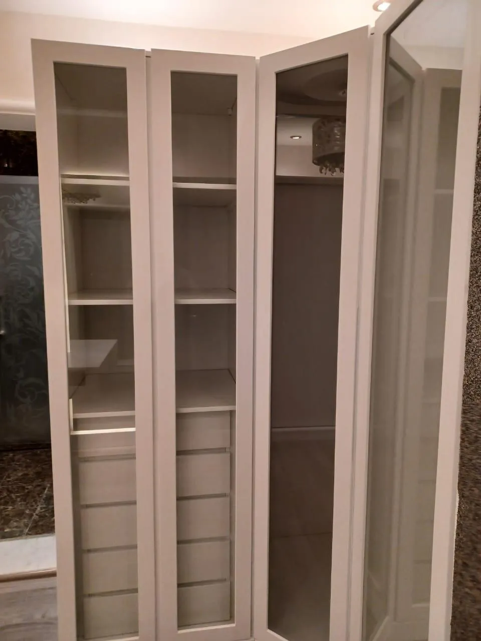 أفضل معلم ديكورات دواليب وجدران في جدة: تصاميم مودرن 2026