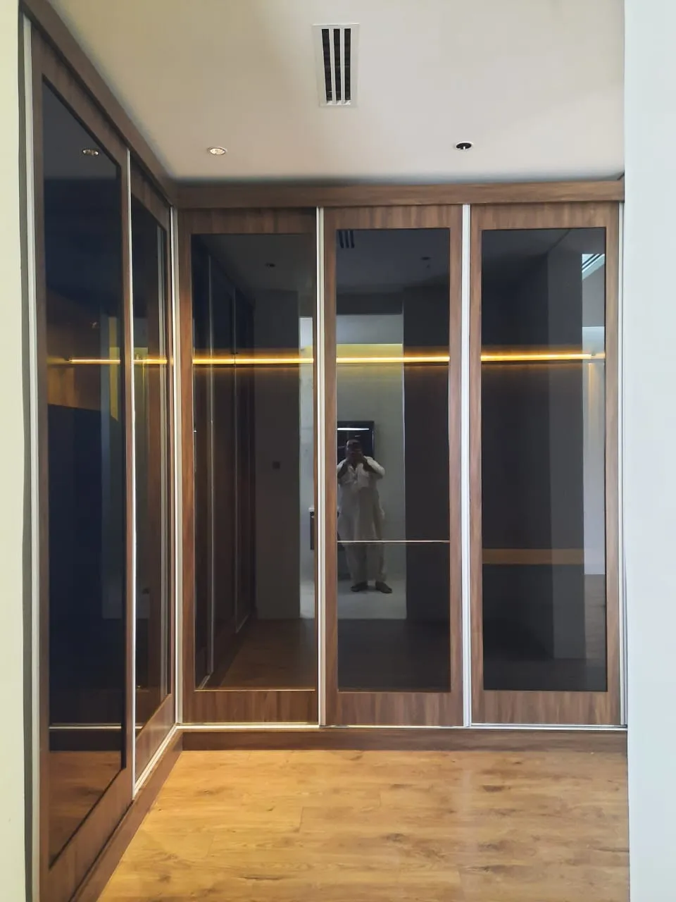 أفضل معلم ديكورات دواليب وجدران في جدة: تصاميم مودرن 2026